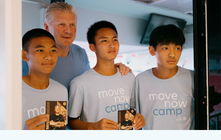 Three participating boys together with Champions League winner and former captain Stefan Effenberg of FC Bayern München