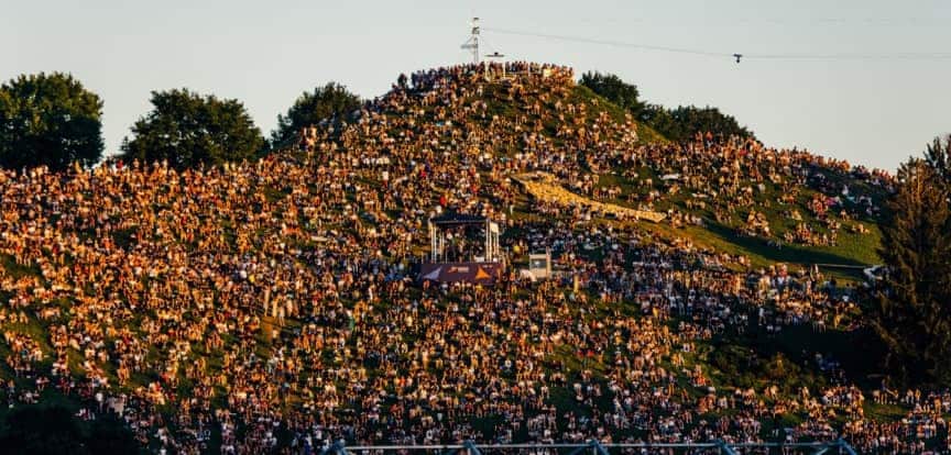 A crowd of thousands of people at a sporting event