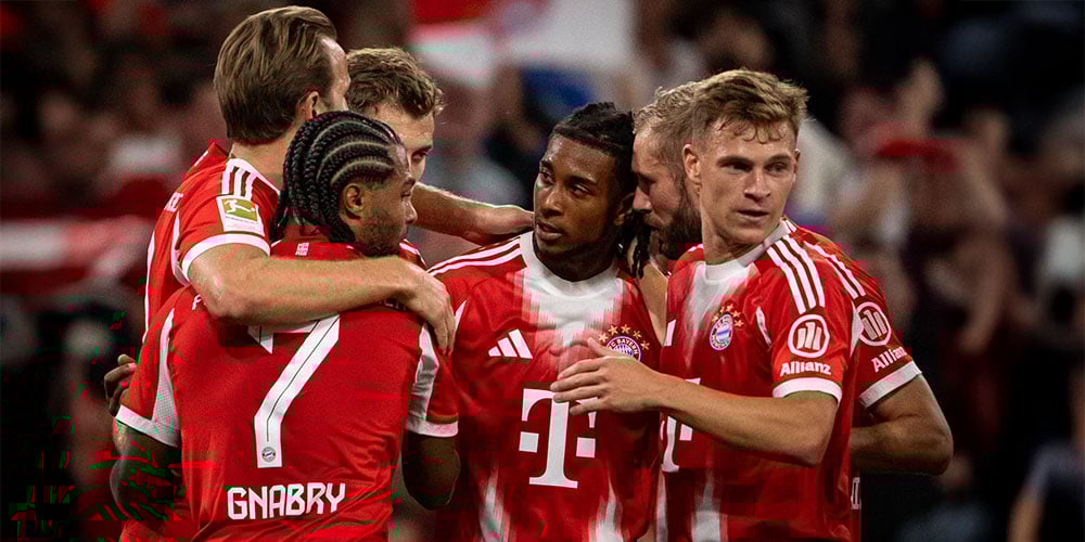 A professional FCB footballer is taking a picture of two colleagues in the middle of the crowded stadium