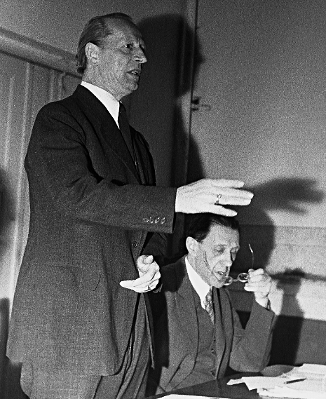 Kurt Schmitt with his defense attorney facing the Starnberg Denazification Tribunal, 1947 - Ullstein Bild