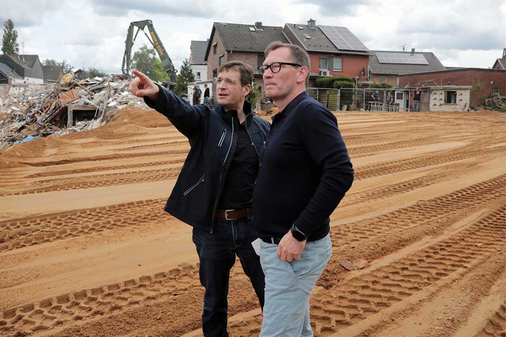 Allianz Versicherung AG board member Jochen Haug (left) and Jens Grote, Member of the Board of Management of Allianz Beratungs- und Vertriebs AG, at the scene of the catastrophe