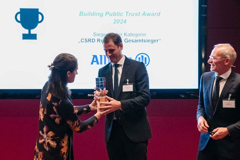 Jonathan Loewens being presented with the award by the laudator Prof. Dr. Kerstin Lopatta. Next to him is Prof Dr Alexander Bassen.