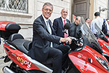 While Germans may swear by their cars, Italians would much rather speed through the urban jungle on their scooters. Together with energy group Eni, Allianz Italy – under the leadership of Klaus-Peter Röhler – just rolled out the first scooter sharing service ever to be offered in the fashion center of Milan.