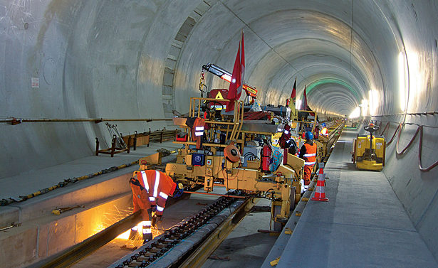 Installation of the rail systems in the Gotthard Base Tunnel is in full swing. In total, 290 km of track is being laid. Photo: Frank Stern
