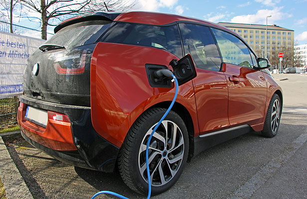 Gasoline-powered or electric cars: which one is cheaper per kilometer?