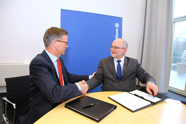 Photo of the contract signing: Left Werner Zedelius, right Sir Philip Craven. Source: Allianz 