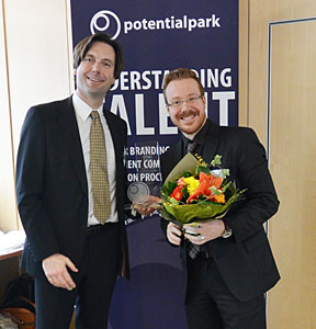 Torgil Lenning, CEO of potentialpark (l) gives award for best internet service for applicants in Europe and Asia to Dominik Hahn from Allianz (r).