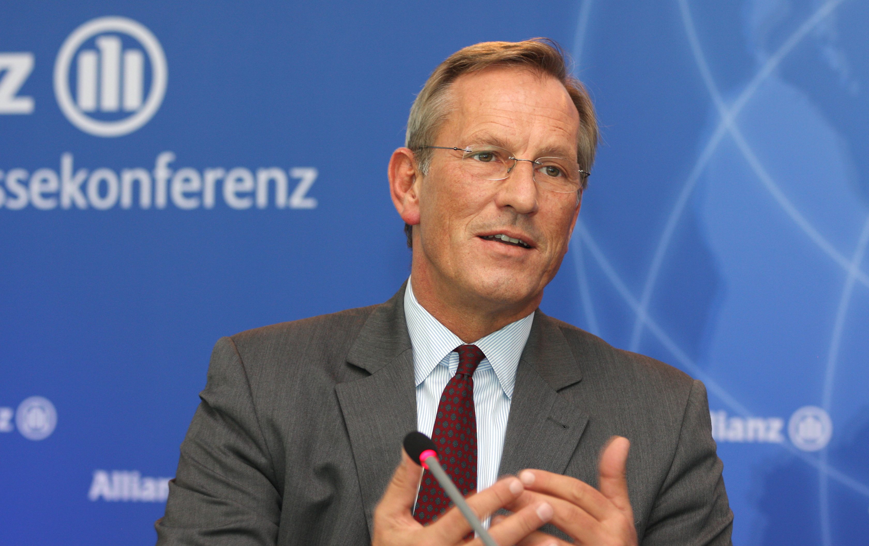 CEO Michael Diekmann at the press conference 2009